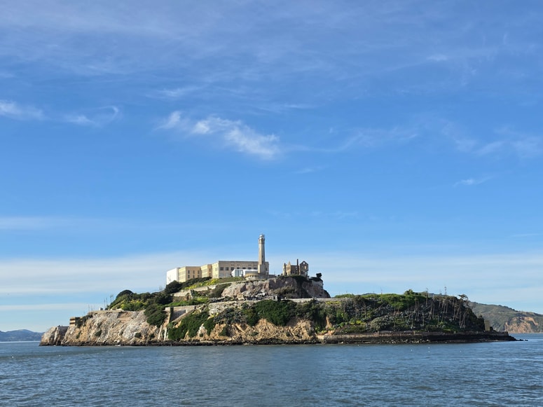 Alcatraz je veljal za najstrožji zapor v Združenih državah Amerike. Oblasti so ga zgradile na strmih pečinah otoka v zalivu San Francisca, obdajali pa so ga močni morski tokovi in ledeno mrzla voda.