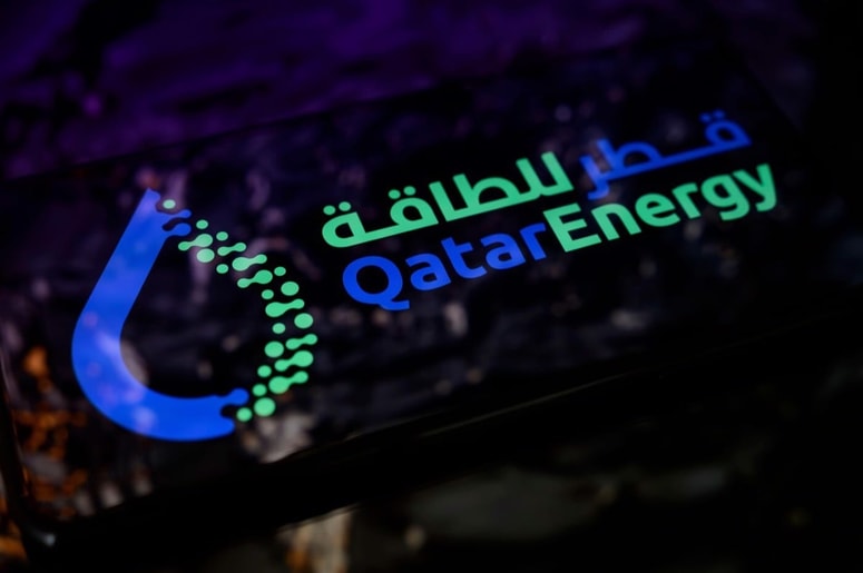 Več objektov je bilo močno poškodovanih, je sporočila katarska državna energetska družba Qatar Energy.