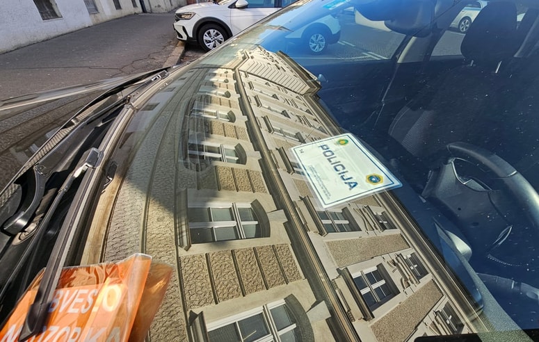 Na avtomobilih NPU pred mariborsko občino je opaziti obvestila Marpromovih nadzornikov za nepravilno parkiranje.