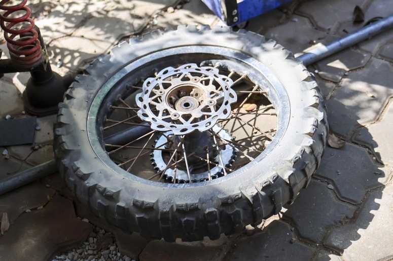 Nesreča se je zgodila v lokalnem gozdu, le nekaj metrov od njunih domačih hiš. Fotografija je simbolična. 