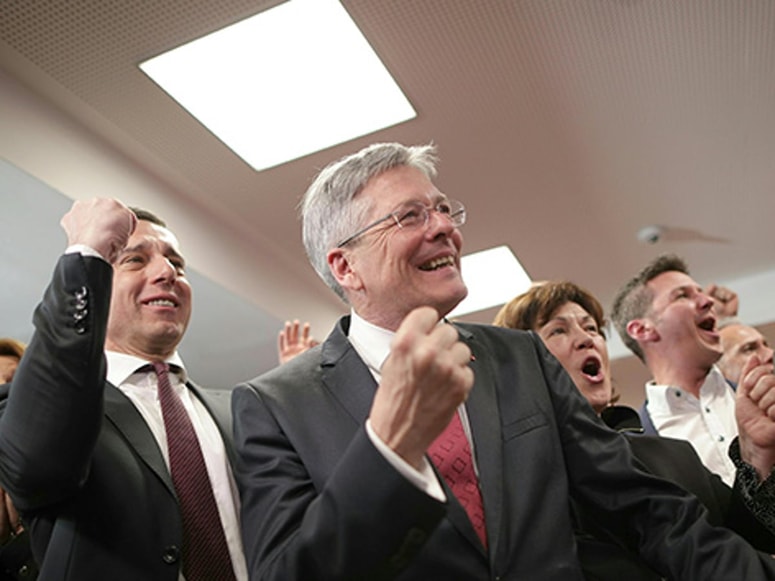 Slovenska manjšinska organizacija je nagradila koroškega deželnega glavarja Petra Kaiserja 