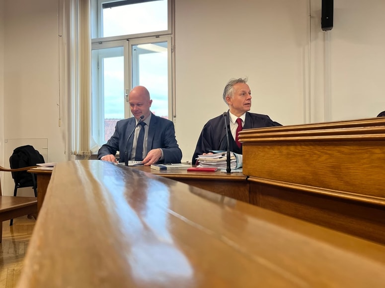 Kristijan Slodnjak očitano zanika. Na sojenju se (razen v sodni preiskavi) ni zagovarjal. 