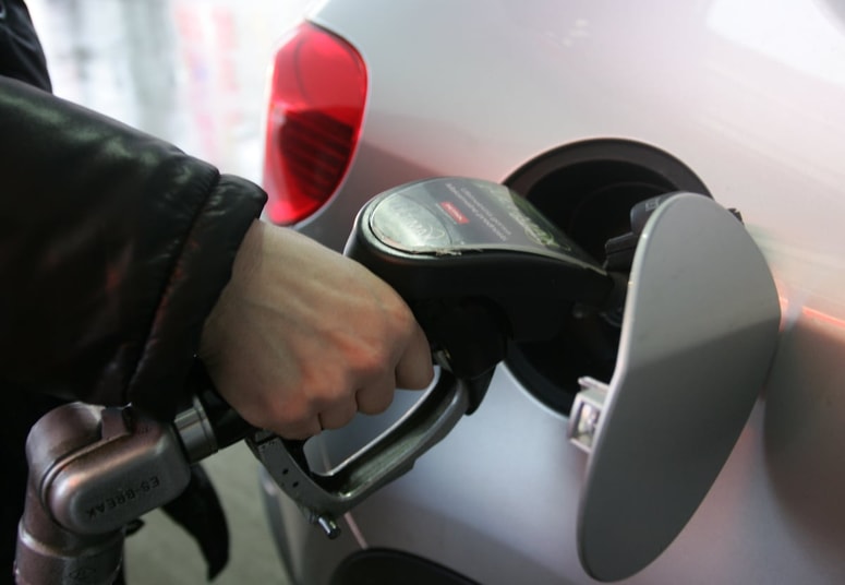 Medtem, ko rastejo cene goriv, si prevaranti manejo roke. 