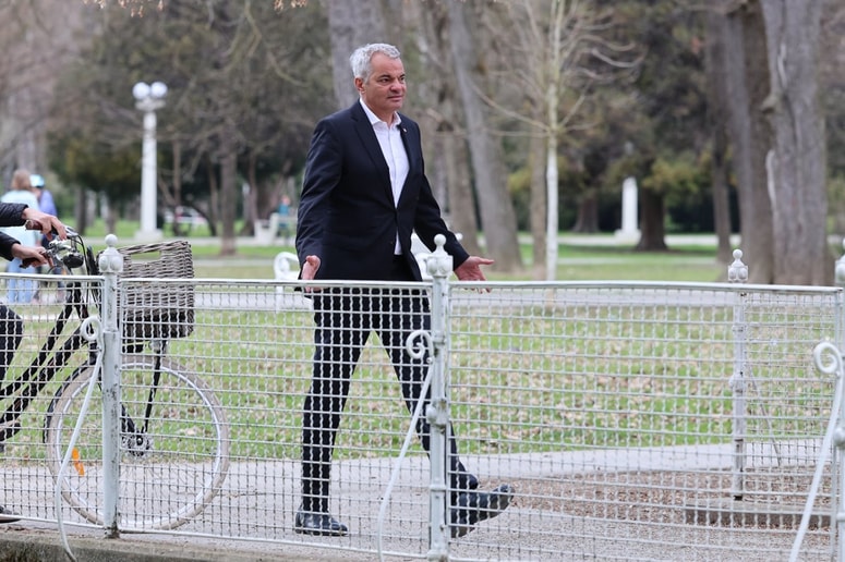 Potem, ko so ga preiskovalci izpustili iz pridržanja, se je župan Asrenovič peš odpravil proti domu