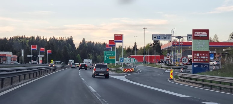 Cene goriv od jutri dalje na avtocestah ne bodo več regulirane.