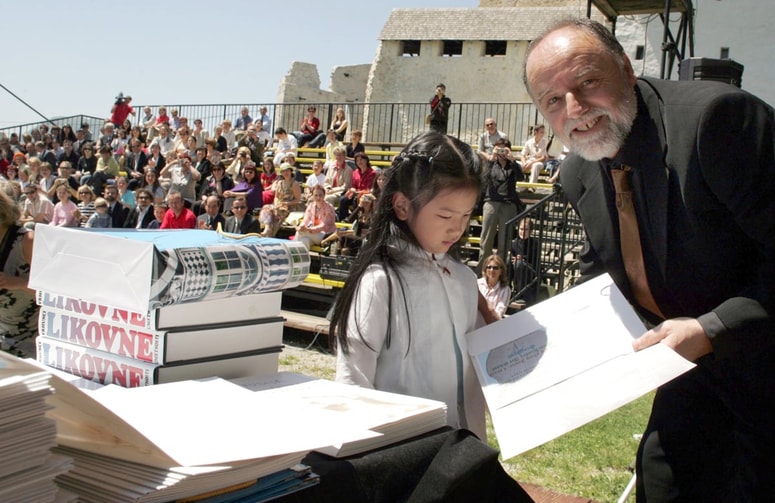 Mihailo Lišanin pred 20 leti, ko je na Starem gradu izročal nagrade mladim umetnikom. 