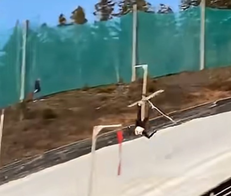 Glavna fotografija članka:(VIDEO) Grozljiv padec v Vikersundu: Skakalec po saltu v zraku pristal v bolnišnici