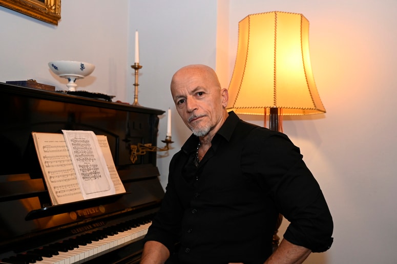 Dominik Kozarič se je v mladosti boril z zelo mračnimi sanjami, ki so medtem k sreči izzvenele. 