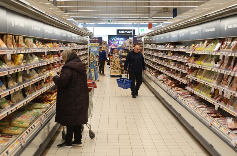 Po podatkih Statističnega urada Republike Slovenije so se cene življenjskih potrebščin februarja 2026 na letni ravni zvišale za 2,9 odstotka, medtem ko so se cene hrane in brezalkoholnih pijač zvišale za 3,6 odstotka. 