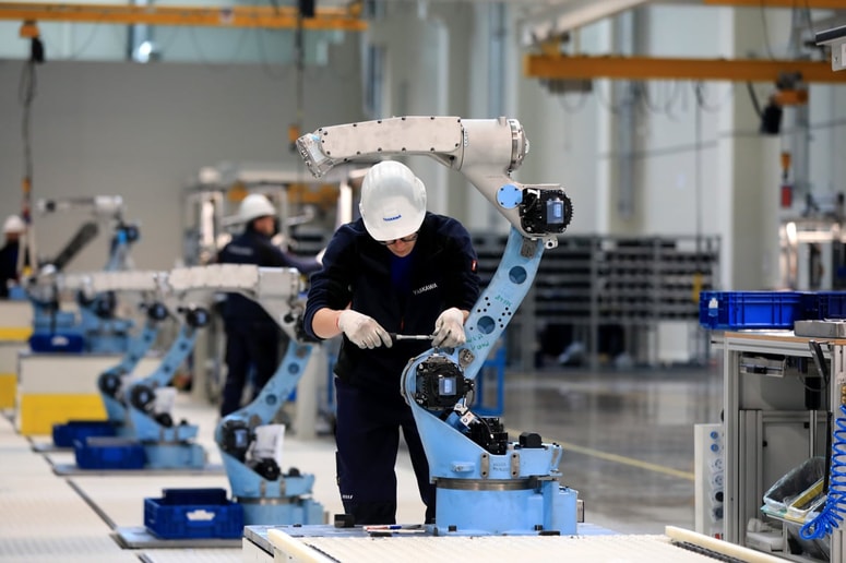 Digitalizacija in uporaba umetne inteligence postajata ključni za prilagajanje podjetij in družbe na krize. 