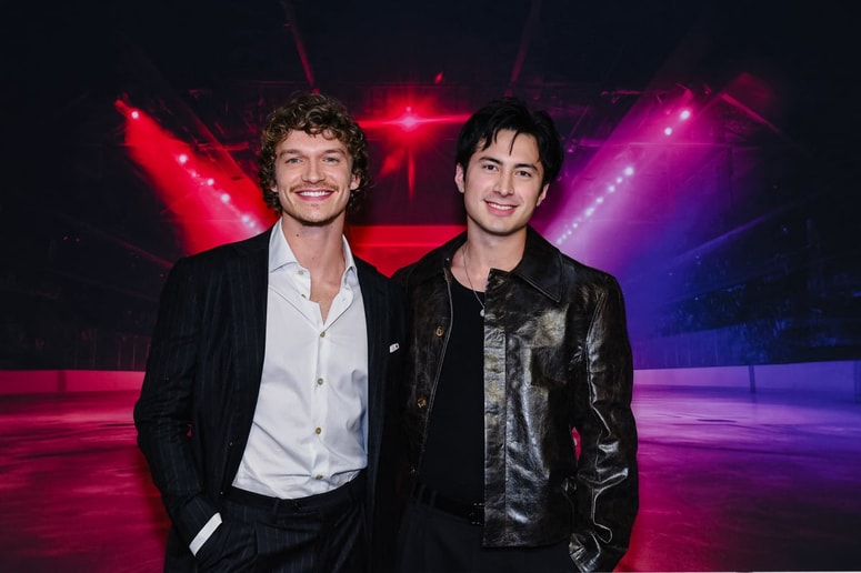 Connor Storrie in Hudson Williams, ki se v svojem značilnem samoironičnem slogu rad pošali, da je večino snemanja serije preživel na vseh štirih. 