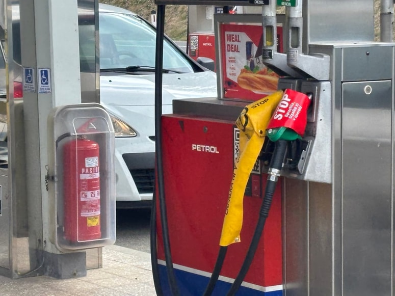 Na bencinskih črpalkah v Šentilju so danes ostali brez goriva. 
