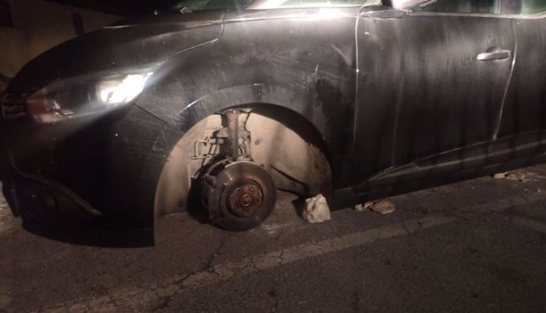 Vozili, ki je ostalo brez pnevmatik 