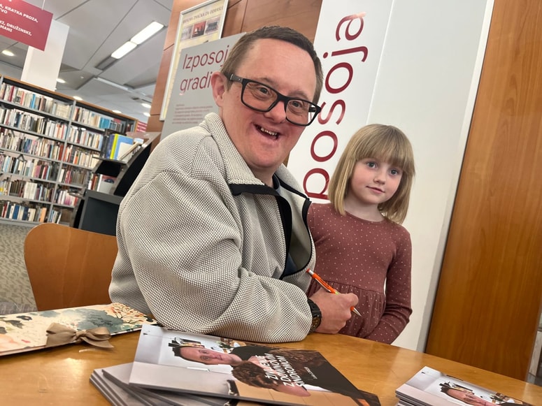 Luka Lorger je prvi avtor z Dawnovim sindromom, ki je o tem, kako je živeti s sindromom, napisal knjigo. Na fotografiji s svojo nečakinjo. 