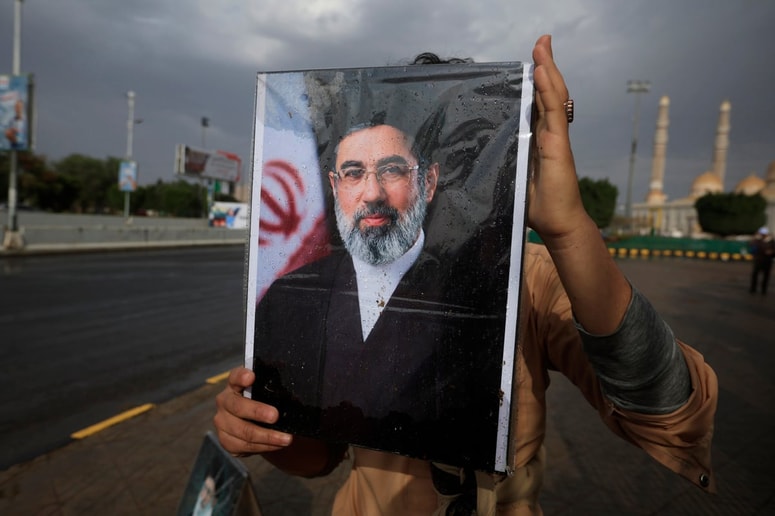 Ajatola Modžtaba Hamenej se od imenovanja na položaj še ni pojavil v javnosti. Njegovega očeta naj bi ubili Izraelci.