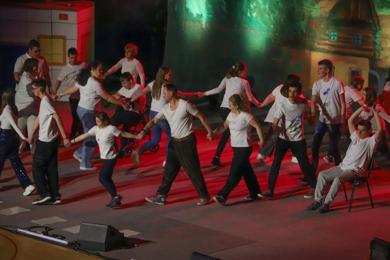 Glavna fotografija članka:(FOTO) Pod našo streho: Dobrodelni večer Pod našo streho je povezal različnost, ki v ustvarjalnosti nima meja