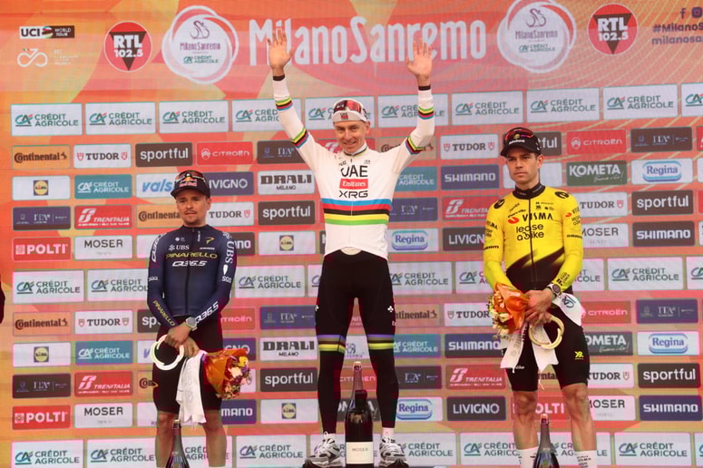 Malce presenetljivo je bil na odru za zmagovalce Thomas Pidcock (levo), Wout van Aert je dirko dobil leta 2020. 