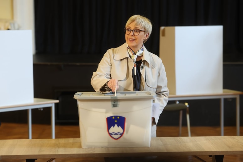 Predsednica republike v nedeljo dopoldan na volišču v Radomljah.