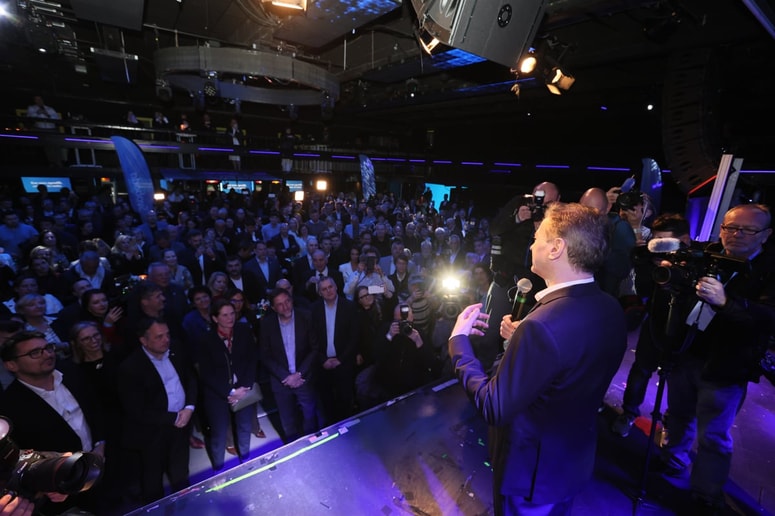 Predsednika Svobode Roberta Goloba so v Cvetličarni čakali več kot tri ure po zaprtju volišč. 