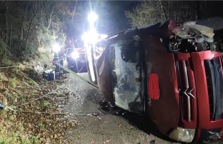 Prevrnjen avto na cesti med Škofi in Brjami pri Komnu so stabilizirali gasilci.