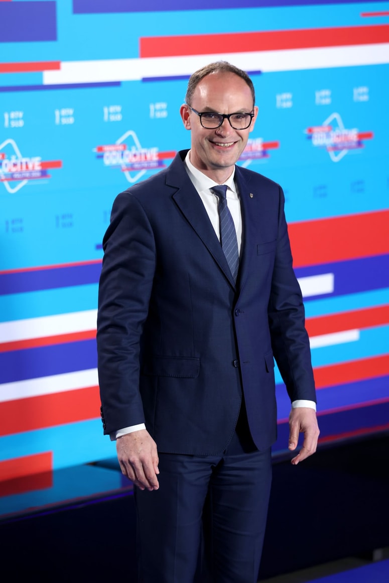 Anže Logar konec volilne nedelje ni pričakal z najširšim nasmehom, a vsaj na ženo se lahko vedno zanese. 