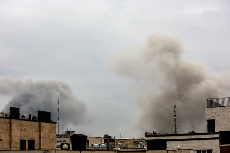 Napadi so zadeli več ključnih lokacij, med njimi skladišči Shahran in Aqdasieh ter teheransko rafinerijo.