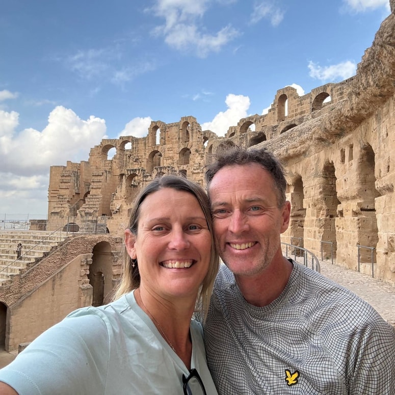 Iranske oblasti so par aretirale pred skoraj petnajstimi meseci med njunim potovanjem z motorjem okoli sveta. 