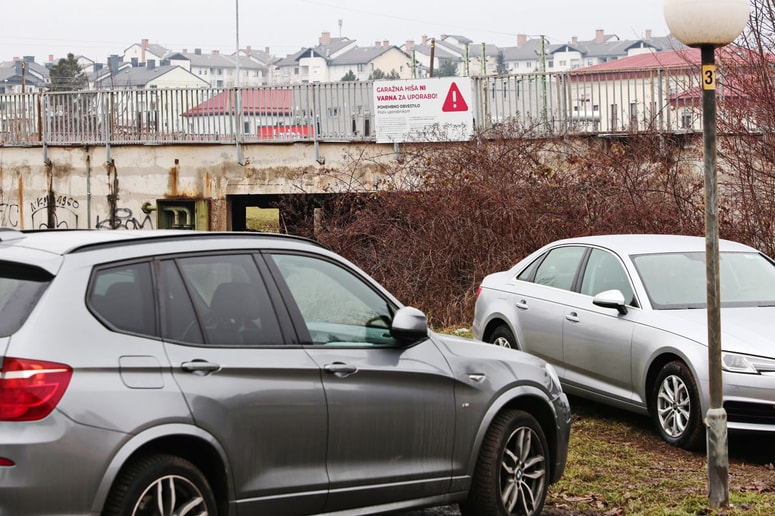 Stanovalci Klinetove so na občino naslovili pobudo, da na njihove stroške gramozira dve bližnji zemljišči v njeni lasti, s čimer bi pridobili od 80 do 100 parkirnih mest, a odgovora še niso prejeli. 
