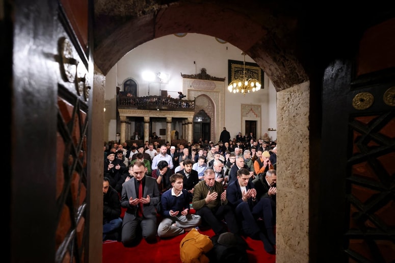 Svoj obisk je dokumentiral tudi med samo molitvijo. Fotografija je simbolična. 