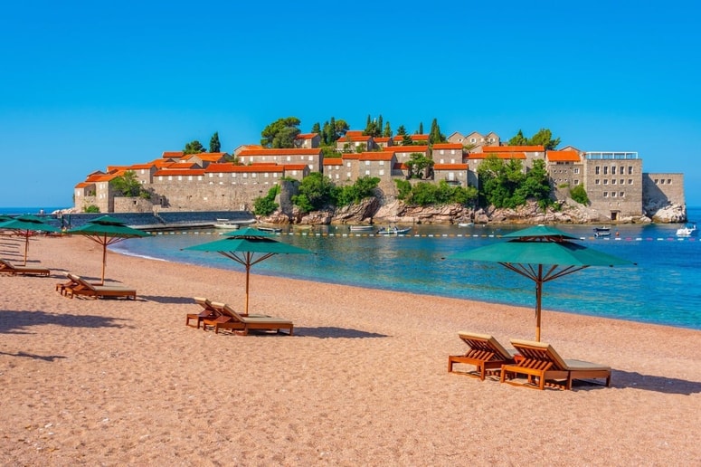 Sveti Stefan je majhen otoček na obali Črna gora, ki je s kopnim povezan z ozkim peščenim nasipom – prizor, ki je postal ena najbolj prepoznavnih podob Jadrana.