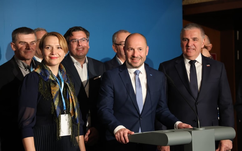 Trojček NSi-SLS-Fokus po zaprtju volišč v nedeljo. 