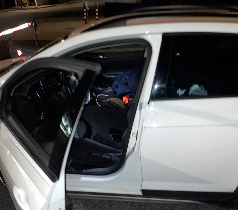 Sumljivo: skoraj nov, zapuščen avto je imel prižgan motor in odprta vrata, voznika pa nikjer ... 