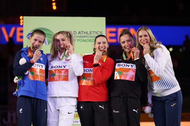 Živahno je bilo na odru za zmagovalke skoka ob palici, saj so ob Tini Šutej (od leve) in Molly Caudery kar tri atletinje prejele bron: Angelica Moser (Švica), Imogen Ayris (Nova Zelandija) in Amalie Švabikova (Češka). 