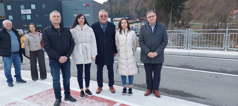 Ob ogledu poplavne sanacije v Mežiški dolini - poslanca Metka Pešl Šater in Dušan Stojanovič (na posnetku na desni) 