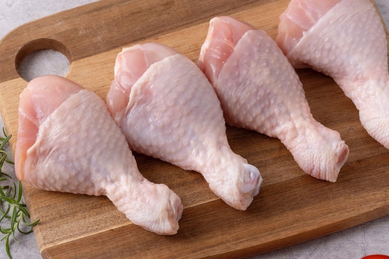 Najbolj varna metoda je, da meso odtajate v hladilniku.