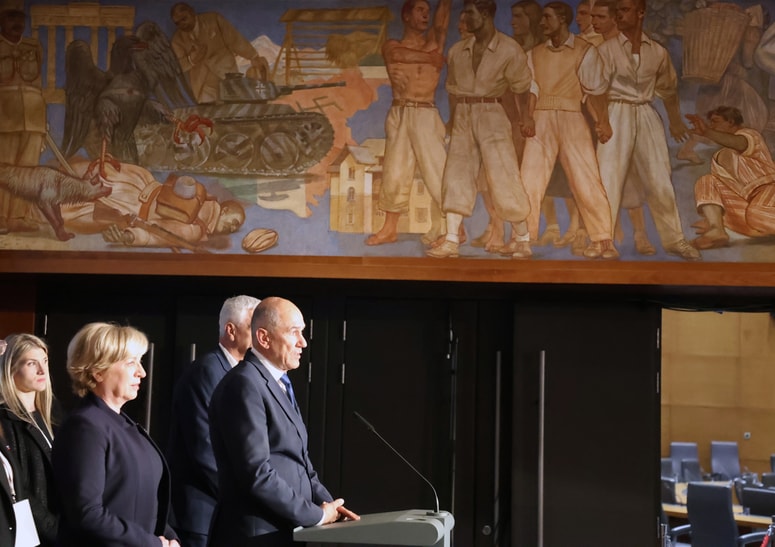 SDS je v DZ v sredo po skrajšanem postopku vložila predlog sprememb zakona o vladi, s katerim predlaga zmanjšanje števila ministrstev z 19 na 14.