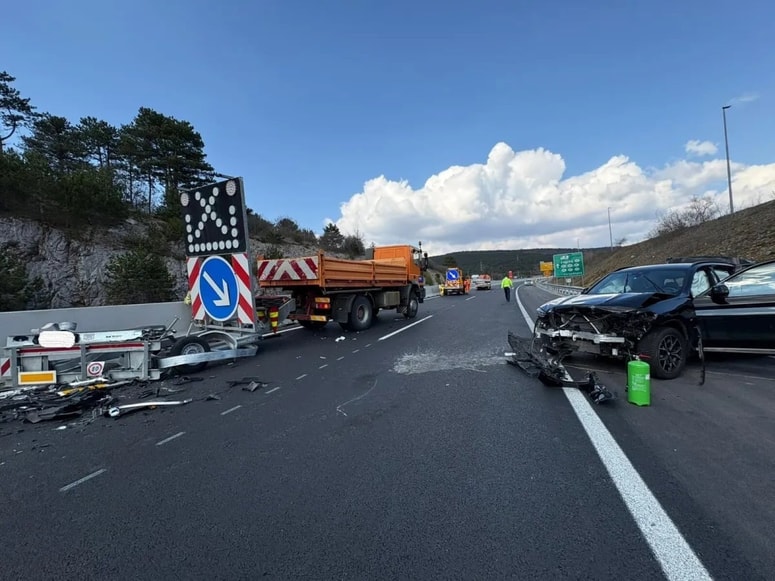 Po trku v tovornjak je terenca odbilo še v Darsovo prikolico, s katero je bila označena delovna zapora prehitevalnega pasu.