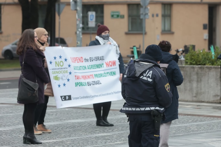 Ljubljana, 24. januar 2025. Tiskovna konferenca, na kateri so Nada Pretnar (Gibanje za pravice Palestincev), Katja Miklavčič (Pravno varstvo človekovih pravic in okolja) in vodja pravične trgovine v Sloveniji Živa Lopatič pozvale vlado k prekinitvi pridružitvenega sporazuma med EU in Izraelom.