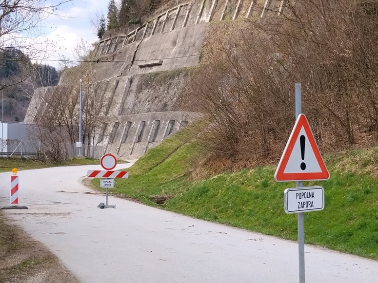 Gradbena inšpekcija je zaradi nevarnosti zaprla cesto, ki vodi v naselje Zgornje Gruškovje, kjer živi 120 ljudi. 