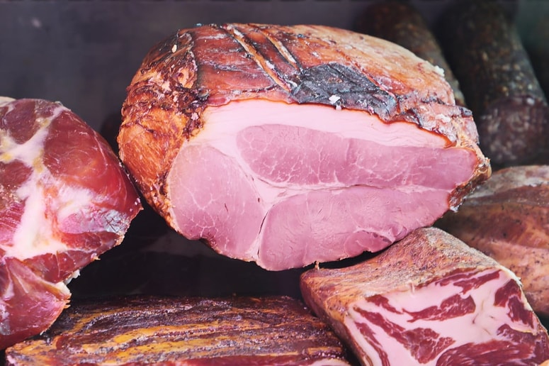 V Mesarstvu Nikl zagotavljajo, da je njihovo meso neposredno od lokalnih rejcev. V maloprodaji ne ponujajo tujega mesa. 