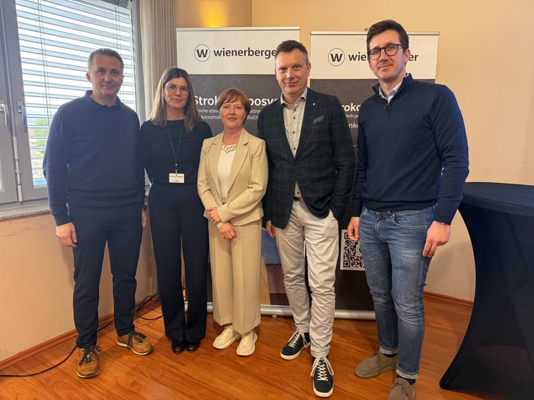 Strokovni predavatelji wienerberger strokovnega posveta od leve proti desni: Robert Smodiš, mag. inž. arh., dr. sc. Marina Bagarić,  Irena Hošpel gr. inž., dr. Matej Požarnik,  Anže Koren, u. d. i. a.