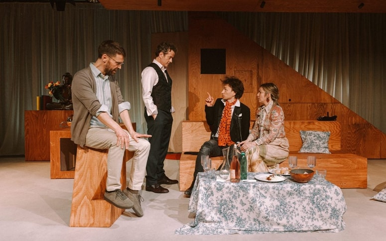 Kristijan Ostanek, Vojko Belšak, Matija Stipanič in Ana Urbanc v predstavi Kakšno ime  pa je to?! 