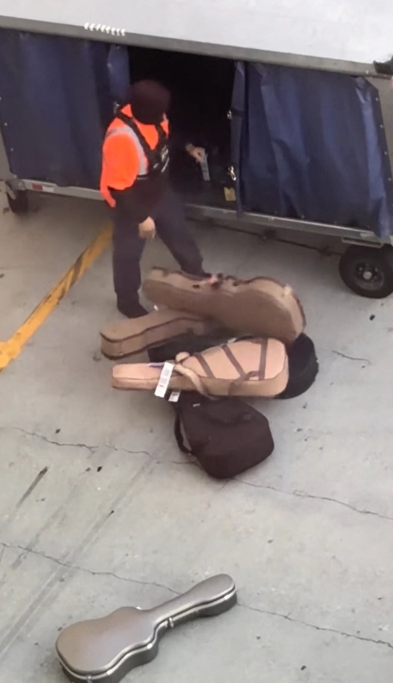 Ob videu je avtor pripisal: "Upam, da so vaše kitare v redu." 