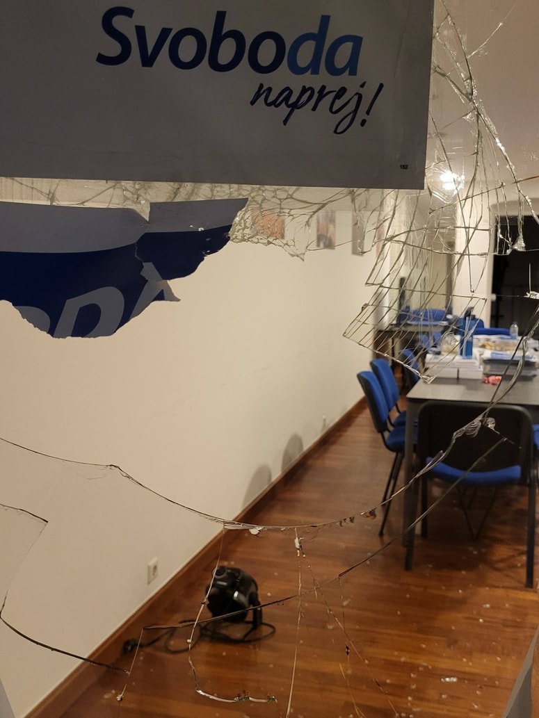 Razdejana pisarna Svobode v Mariboru. 