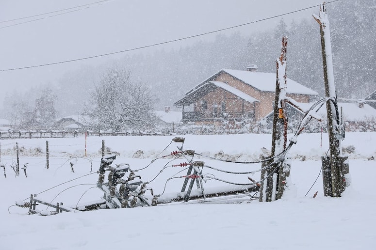 Jutri dopoldne bo po večjem delu države pihal močan veter, poleg tega pa se bo meja sneženja spustila do nižin.
