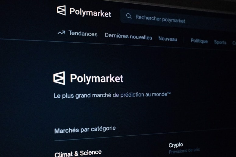 Stave na mednarodni različici platforme Polymarket ne spadajo pod neposredni nadzor ameriških regulatorjev.