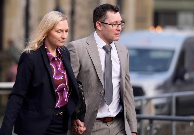 Christopher Trybus ob prihodu na sodišče Winchester Crown Court, kjer je obtožen uboja svoje žene. 