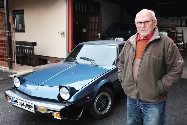 Anton Šilc ob odltimerju X19 Bertone, ki ga je urejal dve leti in je edini vozni avto te znamke v Mariboru. 