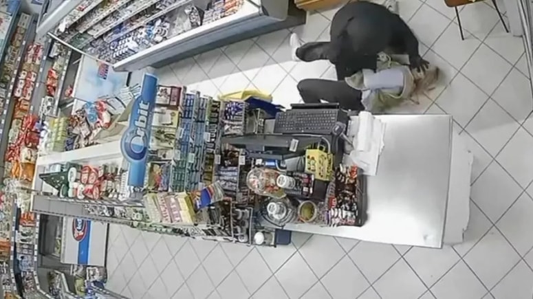 Ropal jo je vrgel na tla in udarjal v obraz, a prodajalka ni popustila. 