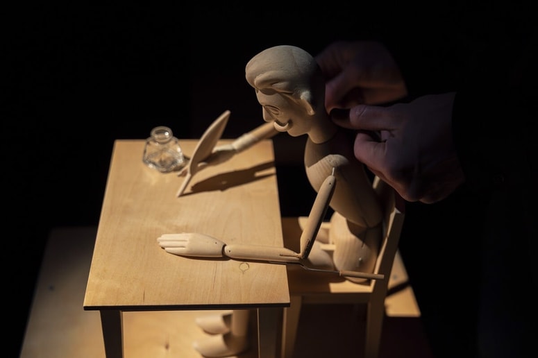 Uprizoritev gradi na Cankarjevih črticah, dramah, romanih in pismih. 